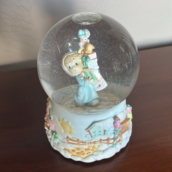 Precious Moments Jingle Bells musical snow globe - Picture 7 of 12